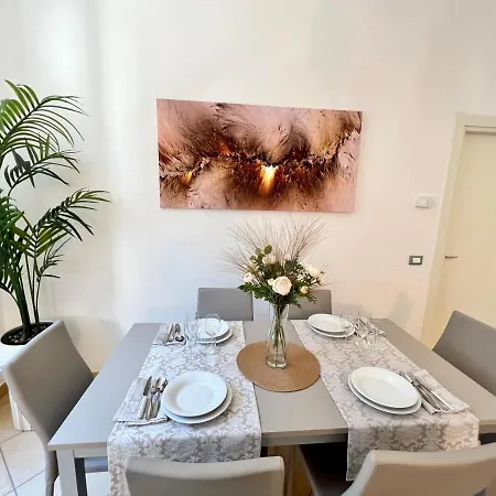 Divina Luxury In The Center Of Como, Near アパート